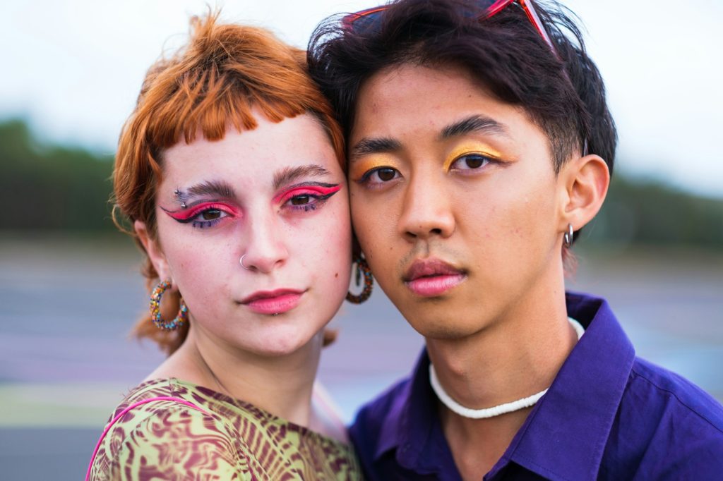 portrait de deux adolescents d'ethnies différentes avec du maquillage