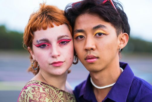 portrait de deux adolescents d'ethnies différentes avec du maquillage