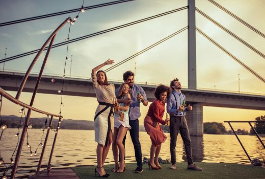 Groupe de jeunes amis s'amusant à la fête en bateau
