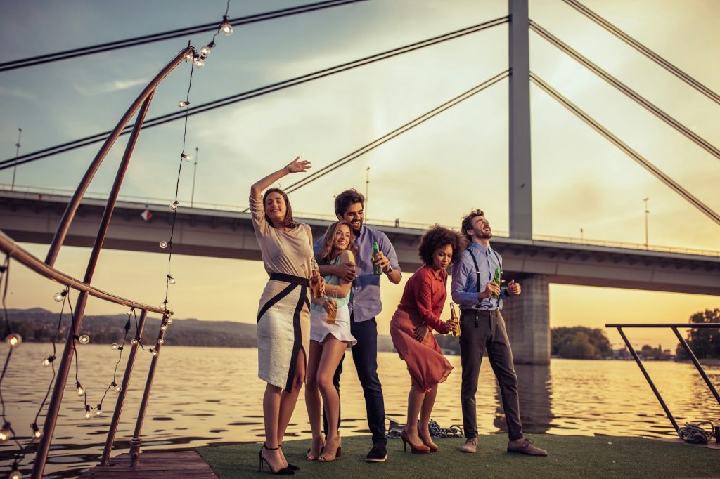 Groupe de jeunes amis s'amusant à la fête en bateau