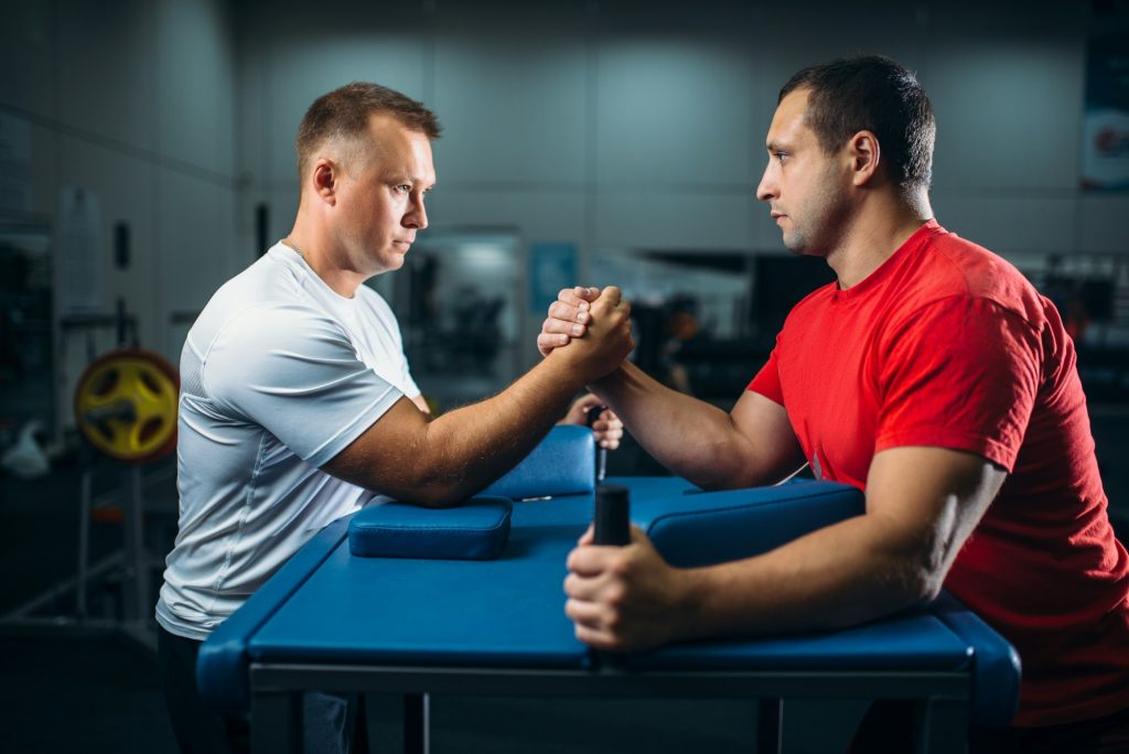 Deux bras de fer en position de départ, compétition de lutte.
