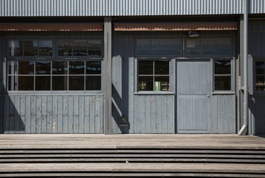Une grande structure grise avec des points d'accès et un balcon doté de plusieurs fenêtres