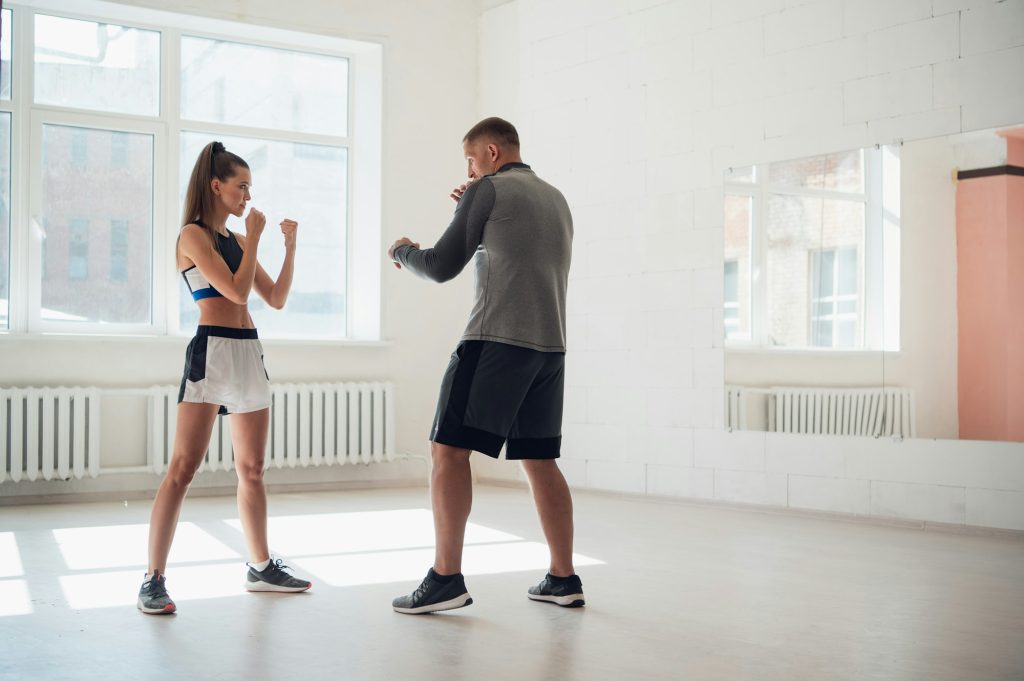 Technique de frappe d'entraînement de combattant MMA féminin.