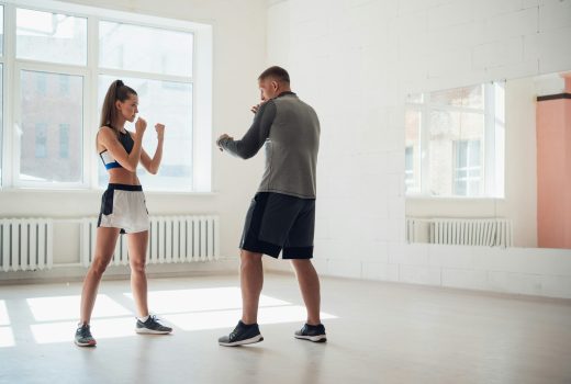 Technique de frappe d'entraînement de combattant MMA féminin.