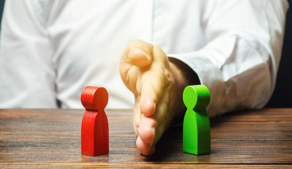 arbitrage, médiateur, arbitre, médiation, conflit, intérêt, médiation, assistance, équilibre, affaires, homme d'affaires, défi, personnage, compétition, compétitivité, concept, concepts, conceptuel, conflits, confrontation, controversé, crise, débat, différend, divise,