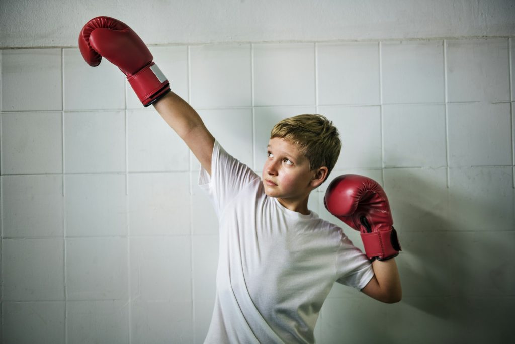 Garçon Boxe Victoire Confiance Posant Concept Gagnant
