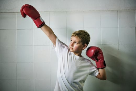 Garçon Boxe Victoire Confiance Posant Concept Gagnant