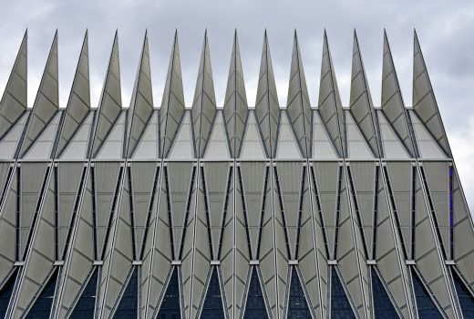 Une photo en niveaux de gris en faible angle de la célèbre chapelle des cadets de l'Académie de l'Air Force aux États-Unis