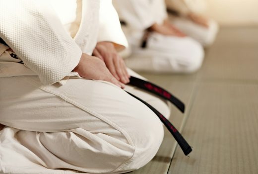 Etudiants ceinture noire, arc ou maître en dojo pour la pratique de l'aïkido, la discipline ou la self défense.