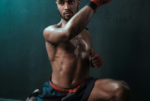 Athlète Muay Thai s'entraînant à la boxe thaïlandaise en salle, concept de combat ultime
