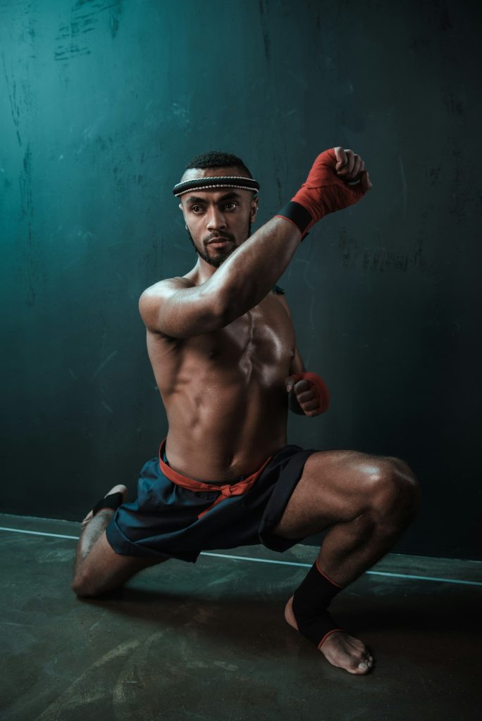 Athlète Muay Thai s'entraînant à la boxe thaïlandaise en salle, concept de combat ultime