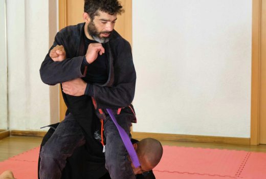 Deux hommes pratiquant le Jiu-Jitsu brésilien se battent à l'école.