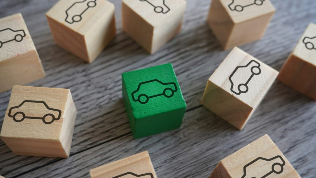 Blocs en bois avec icône de voiture.