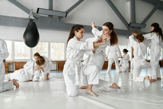 Des adolescentes se battent lors d'une formation d'aïkido à l'école d'arts martiaux.