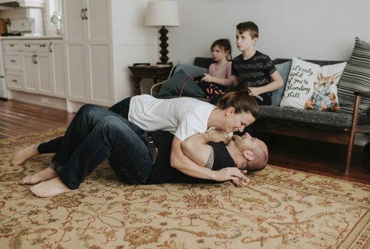 Enfants jouant à un jeu vidéo, parents luttant à la maison