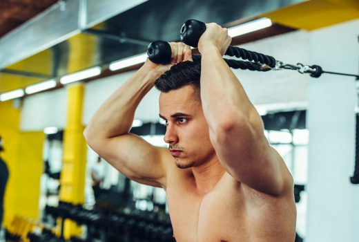 Jeune homme travaillant à la salle de sport