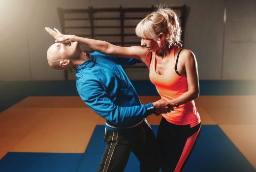 Technique d'autodéfense pour femmes, entraînement avec instructeur personnel en salle de sport, art martial