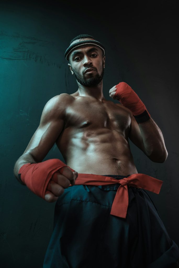 Athlète Muay Thai s'entraînant à la boxe thaïlandaise en salle, concept de combat ultime