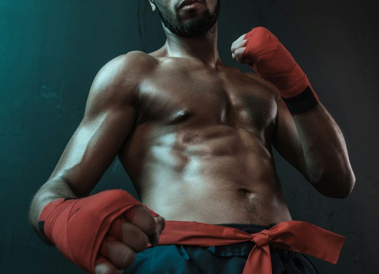 Athlète Muay Thai s'entraînant à la boxe thaïlandaise en salle, concept de combat ultime