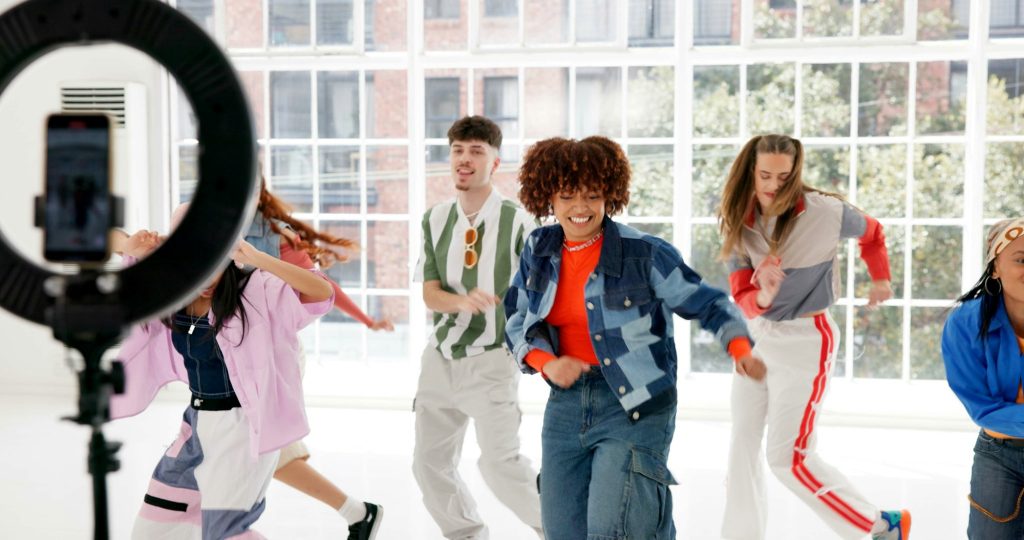 Ring light, groupe et danse en studio, people et formation pour la performance, l'influenceur et l'énergie.
