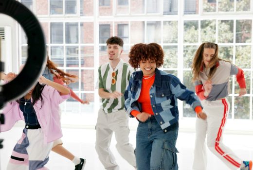 Ring light, groupe et danse en studio, people et formation pour la performance, l'influenceur et l'énergie.