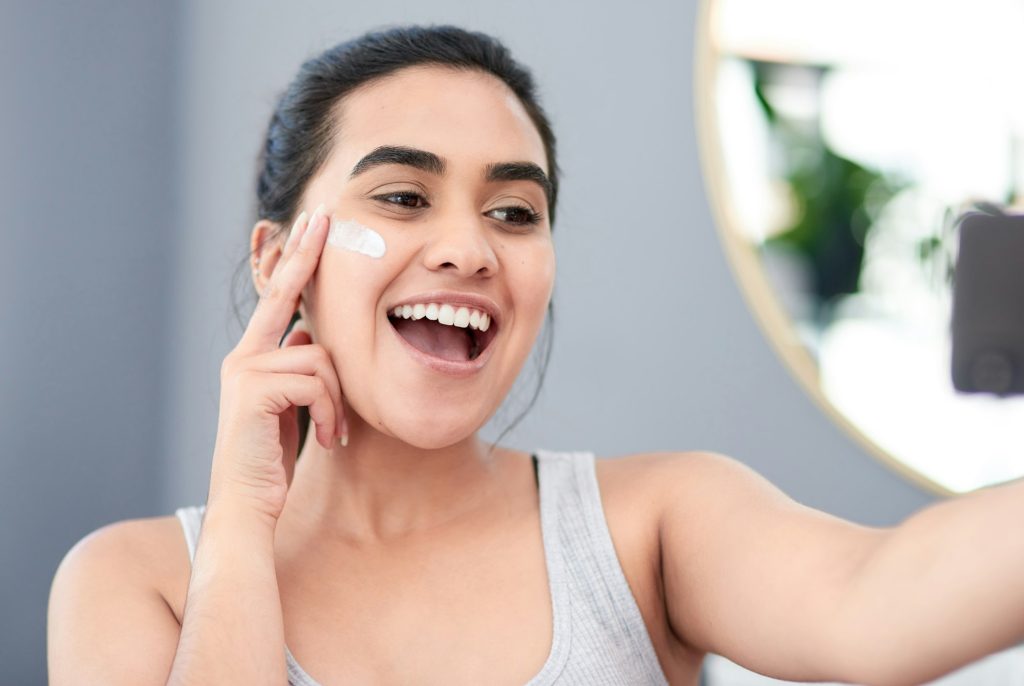 La règle numéro un d’une bonne application du maquillage est un excellent soin de la peau.