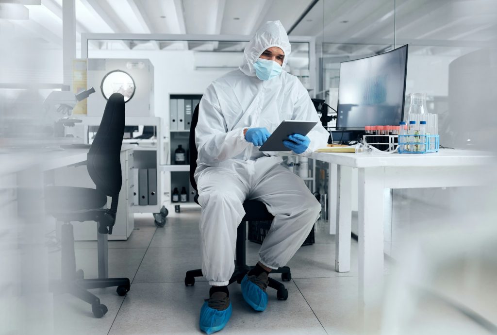 Conformité, soins de santé et règles covid par recherche médicale sur tablette numérique au bureau, innovation a.