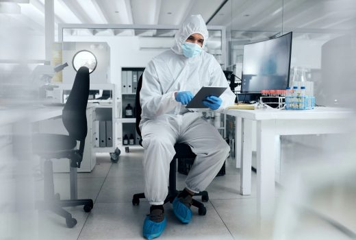 Conformité, soins de santé et règles covid par recherche médicale sur tablette numérique au bureau, innovation a.