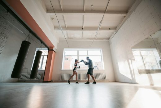 Technique de frappe d'entraînement de combattant MMA féminin.