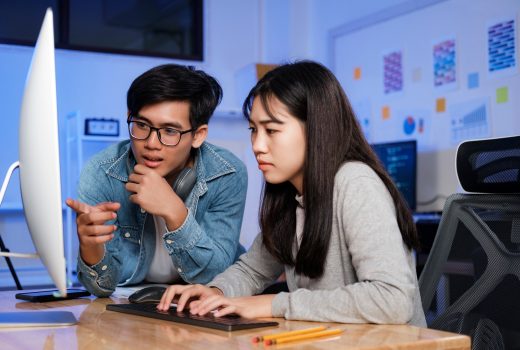 Travail d'équipe de programmeurs et de développeurs travaillant la nuit dans le développement de logiciels et les technologies de codage.