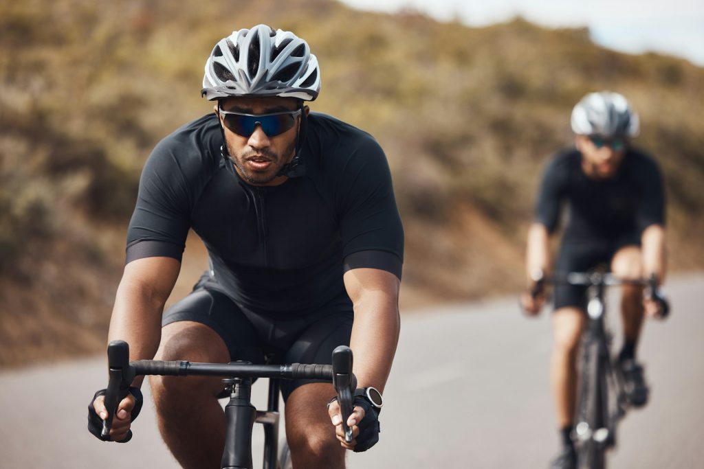 Entraînement, énergie et forme physique avec des exercices d'athlète sur vélo en plein air, pratique de la vitesse et de l'endurance.