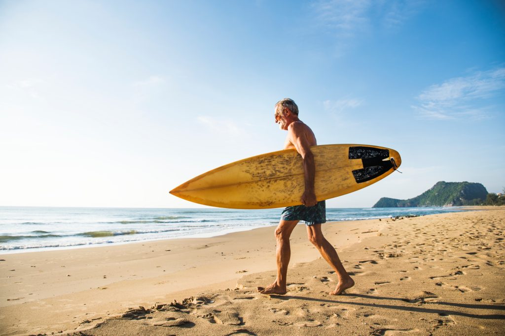 Surfeur mature prêt à attraper une vague