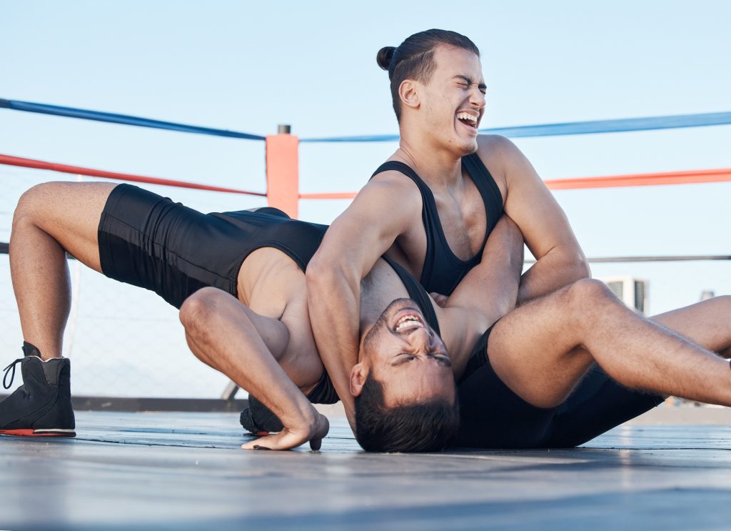 Hommes, lutte et compétition sur un ring, sur tapis ou athlète gagnant dans un tournoi, un match ou un entraînement.