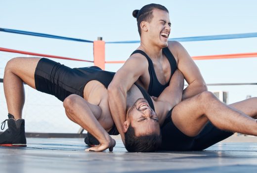 Hommes, lutte et compétition sur un ring, sur tapis ou athlète gagnant dans un tournoi, un match ou un entraînement.