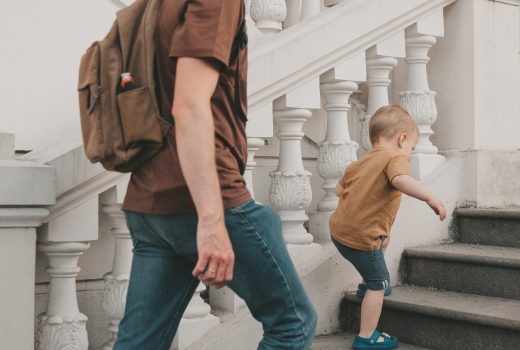 papa rattrape un enfant qui monte les escaliers en pierre blanche