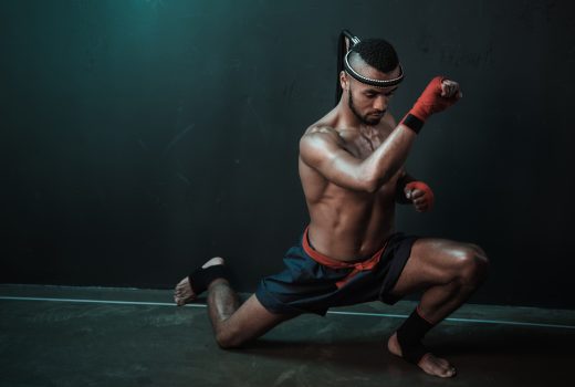 Athlète Muay Thai s'entraînant à la boxe thaïlandaise en salle, concept de combat ultime