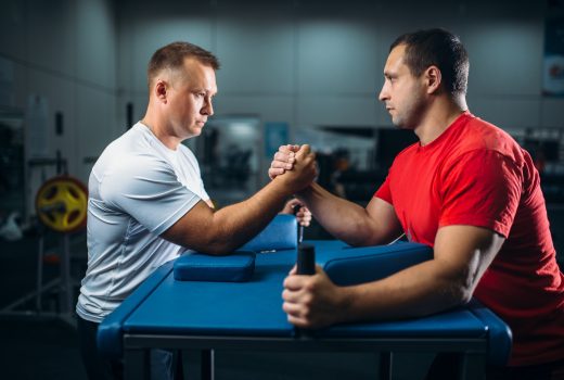 Deux bras de fer en position de départ, compétition de lutte.