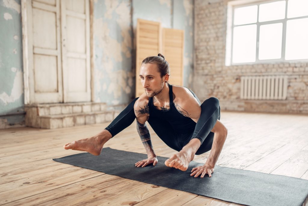 Yoga masculin en classe, équilibre la formation.