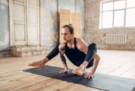 Yoga masculin en classe, équilibre la formation.