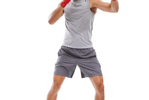 Travailler sur sa technique de kick-boxing.