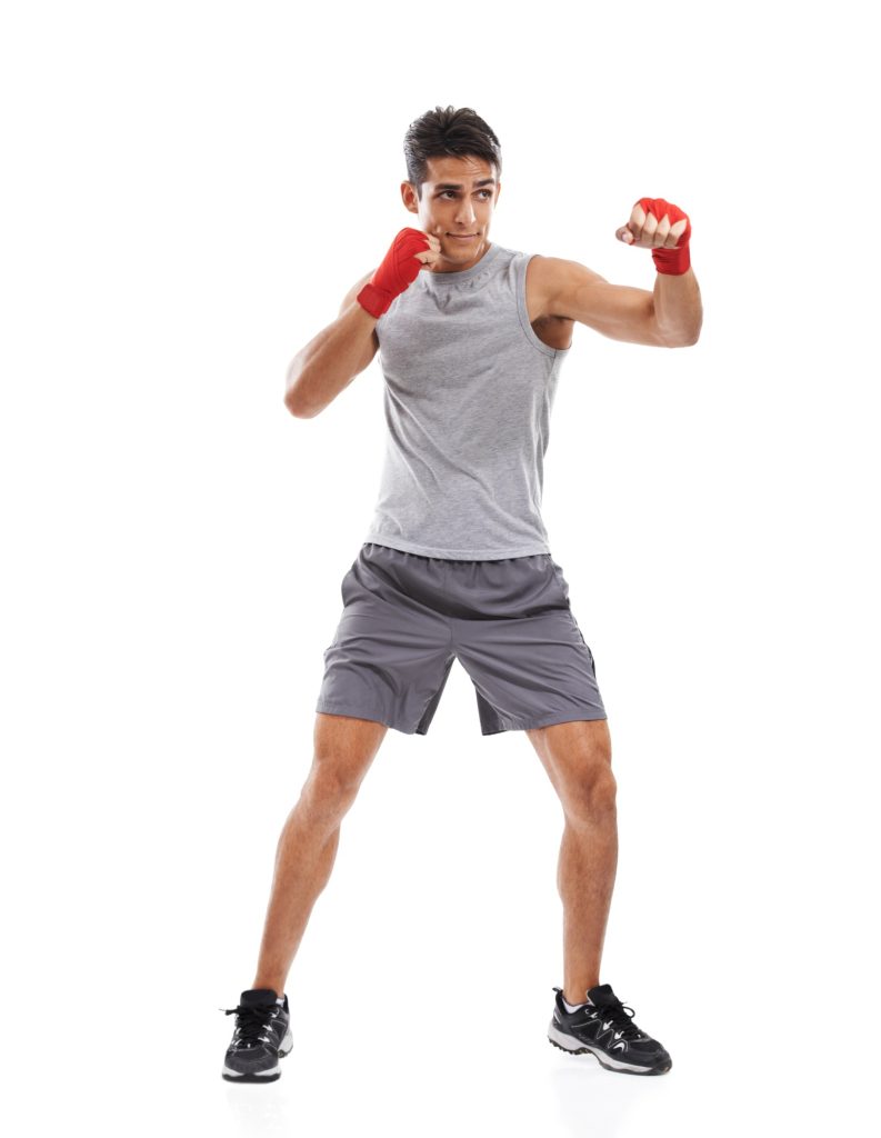 Travailler sur sa technique de kick-boxing.