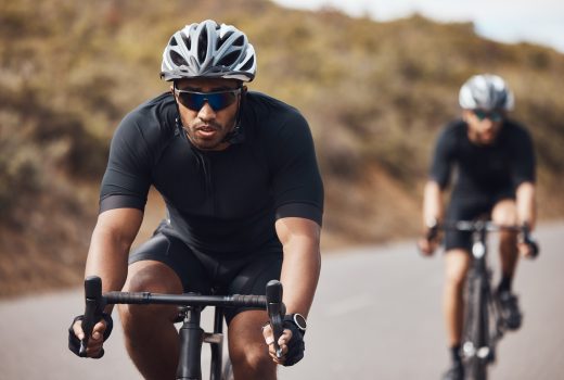 L'entraînement, l'énergie et la forme physique avec l'exercice des athlètes sur les vélos à l'extérieur, la vitesse d'entraînement et l'enduranc.