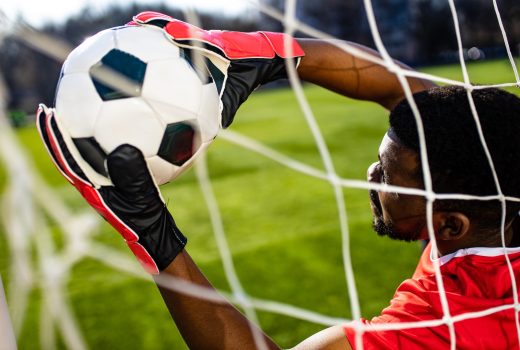 Le gardien de but brésilien attrape le ballon dans le stade lors d'une formation de football.