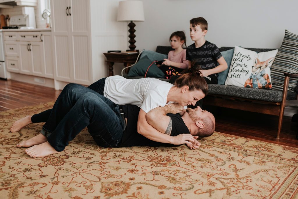 Enfants jouant au jeu vidéo, parents luttent à la maison